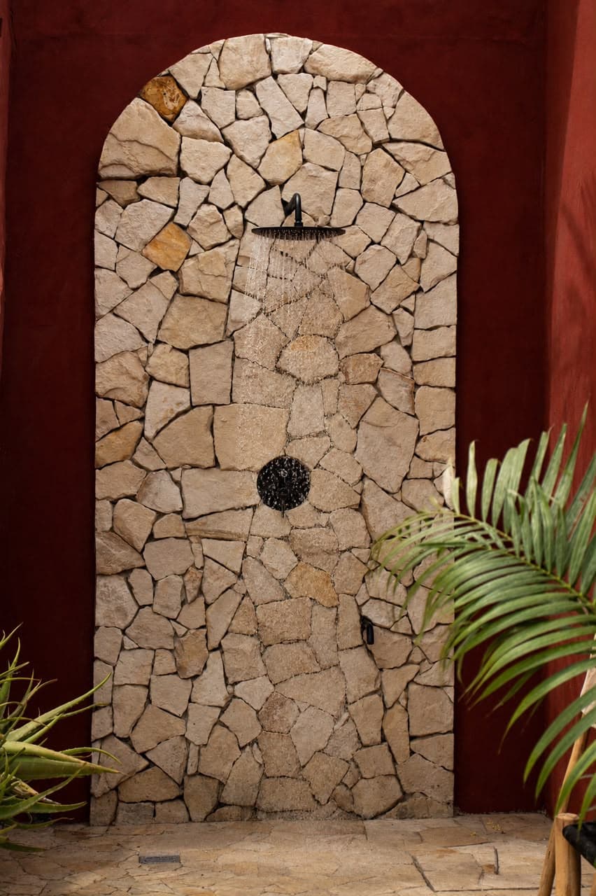 Douche extérieure en pierre de Gorée Suites