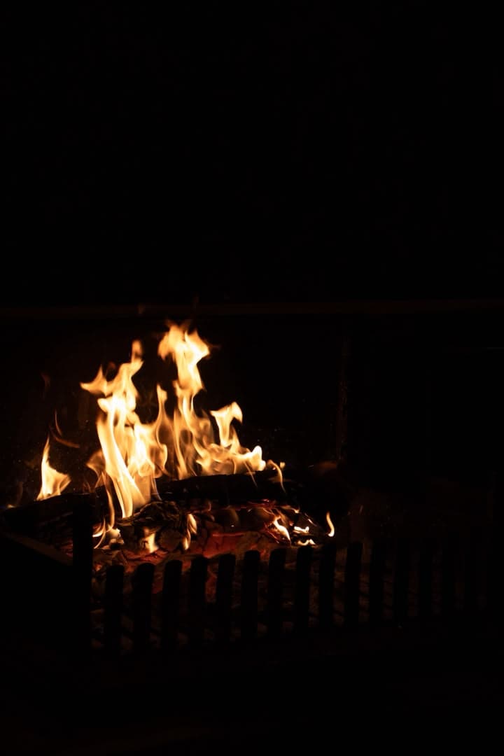 Flammes de la braise du grill du restaurant de Gorée Suites à Saly