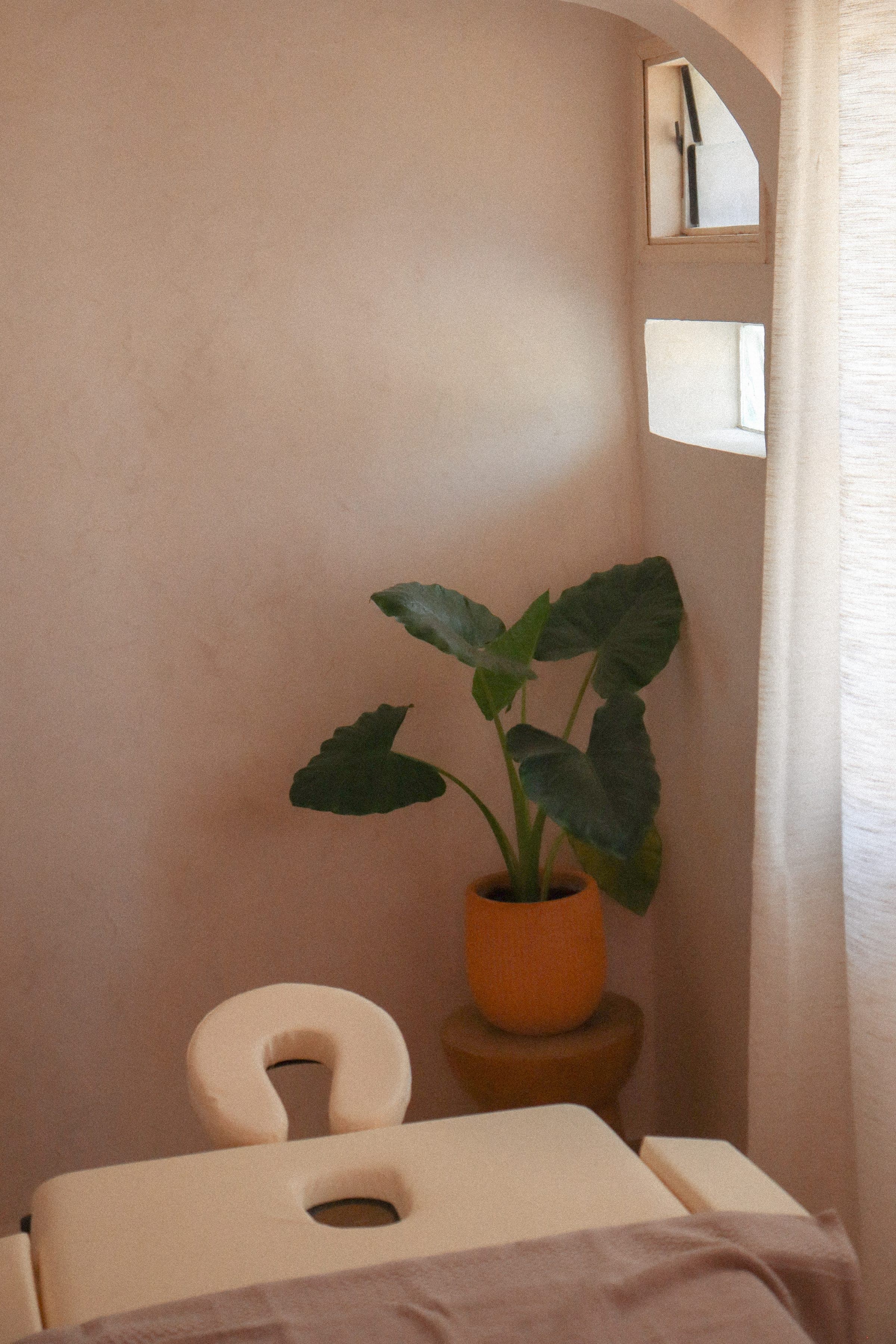 Salle de massage de Gorée Suites, lumière douce et tons naturels