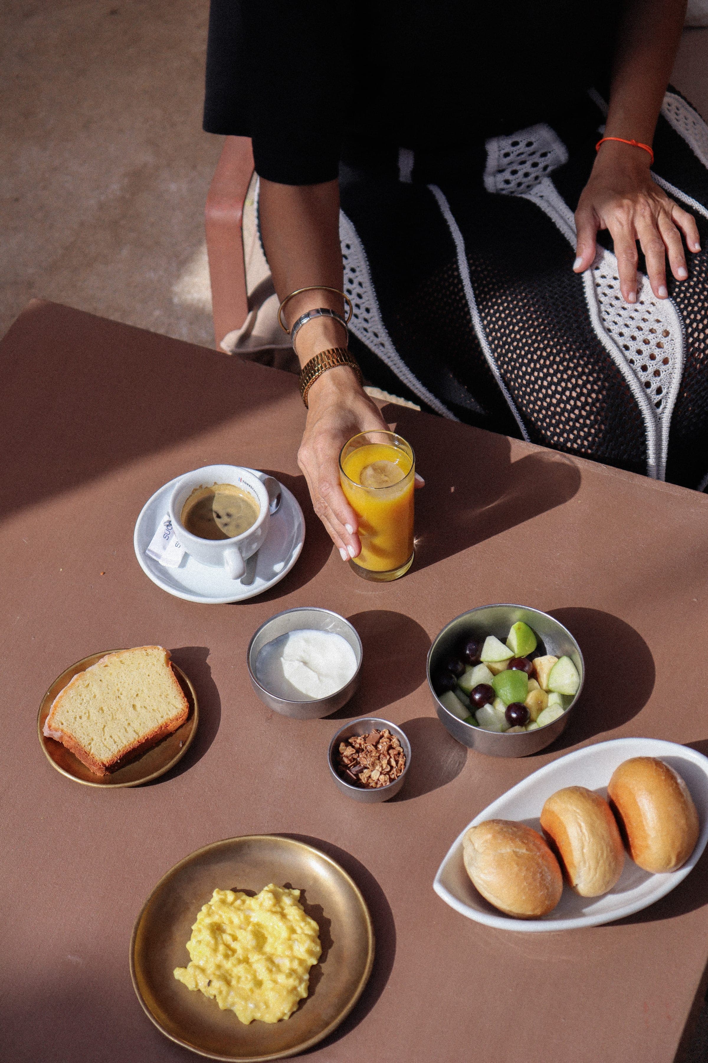 Petit-déjeuner servi au jardin de Gorée Suites : café, jus frais, fruits et viennoiseries
