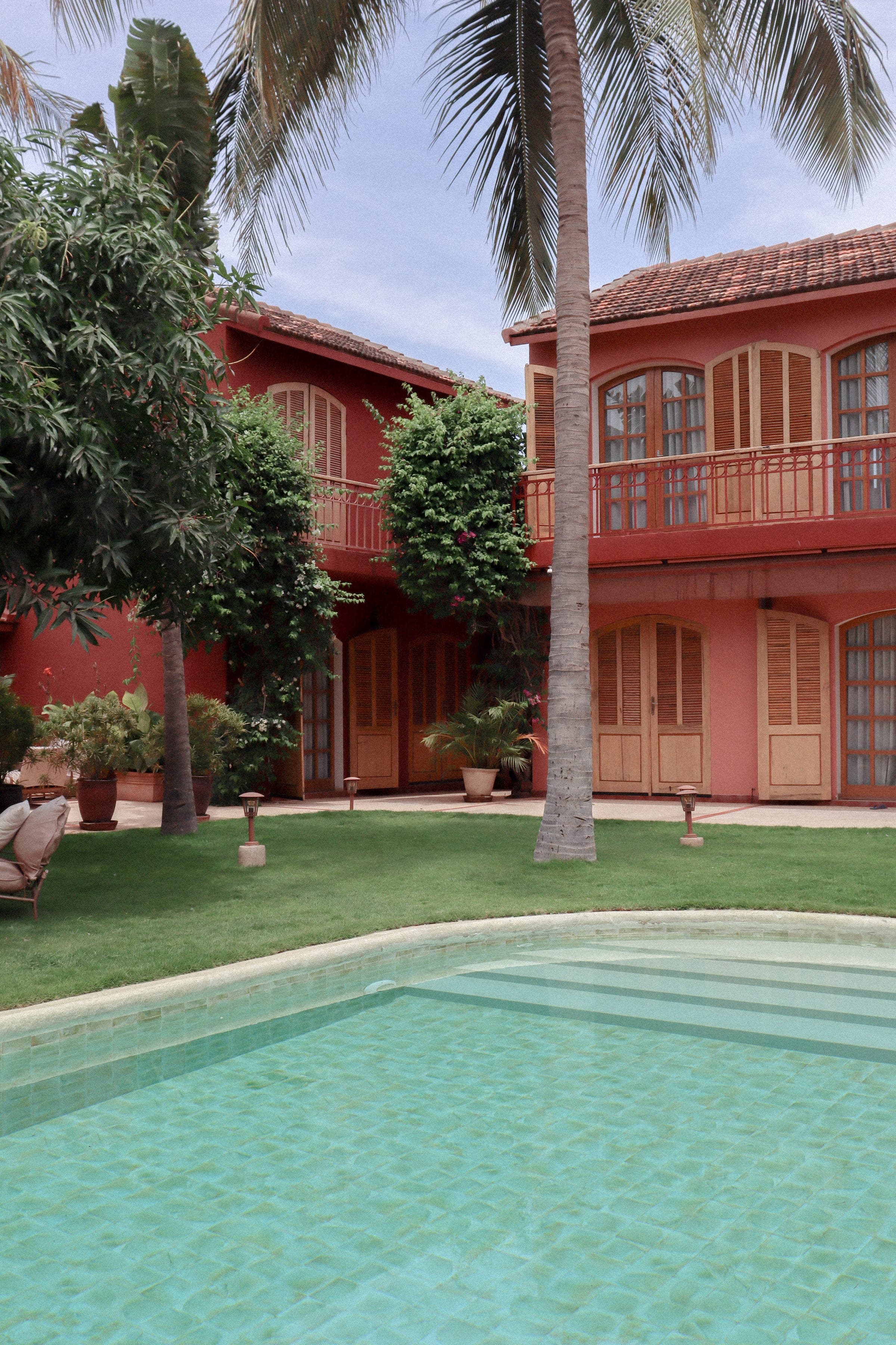 Piscine et jardin de Gorée Suites au pied des chambres