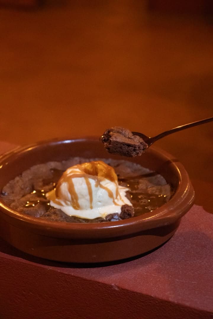 Maxi cookie glacé au caramel servi en cassolette, dessert du restaurant de Gorée Suites