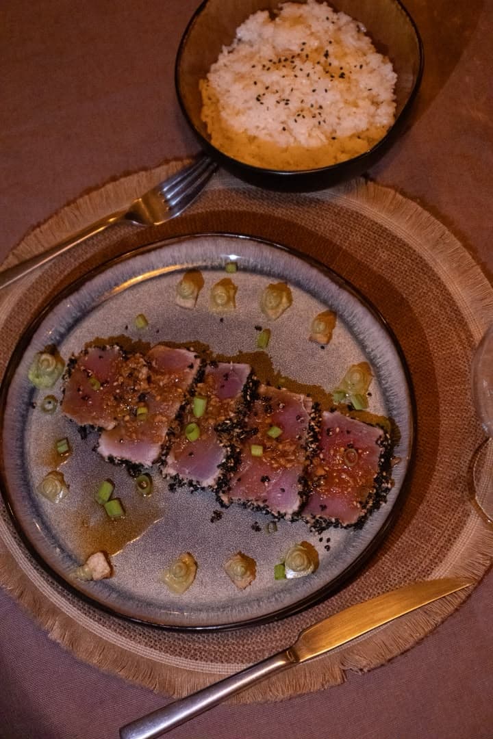Tataki de thon en croûte de sésame sur assiette céramique, vu de dessus, restaurant de Gorée Suites à Saly